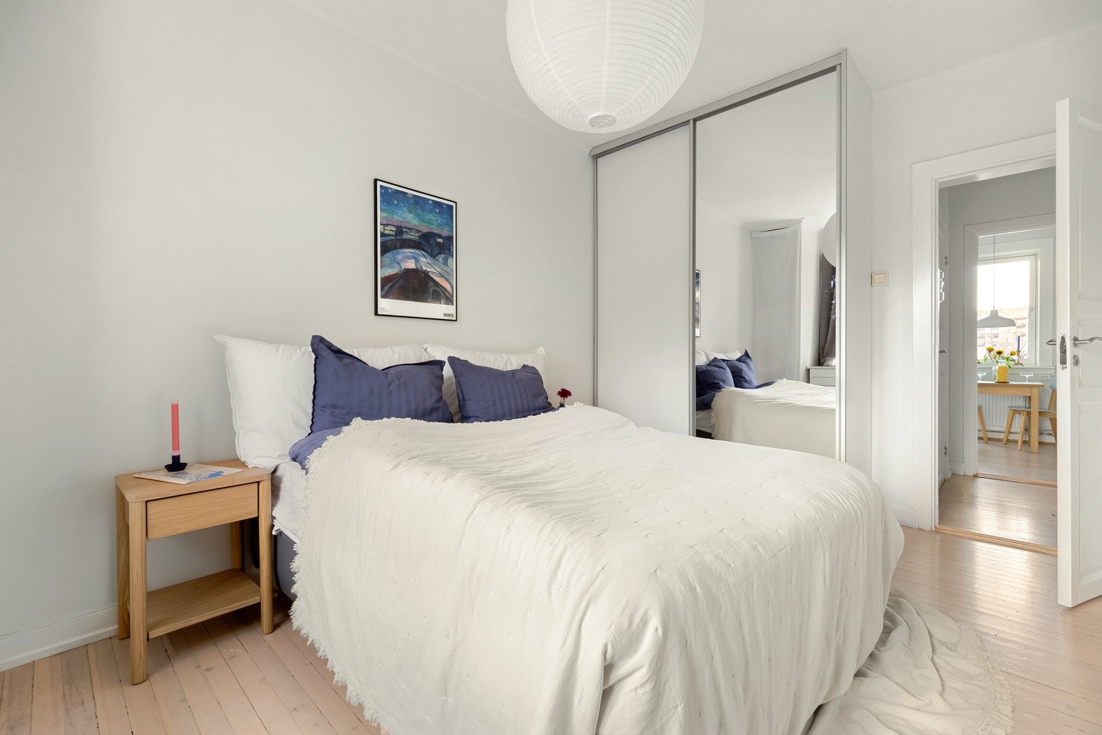 Plassbygget skyvedørsgarderobe følger også med i salget. Vegger og tak er hvitmalte, som også fremhever det fine tregulvet. Galleribilde