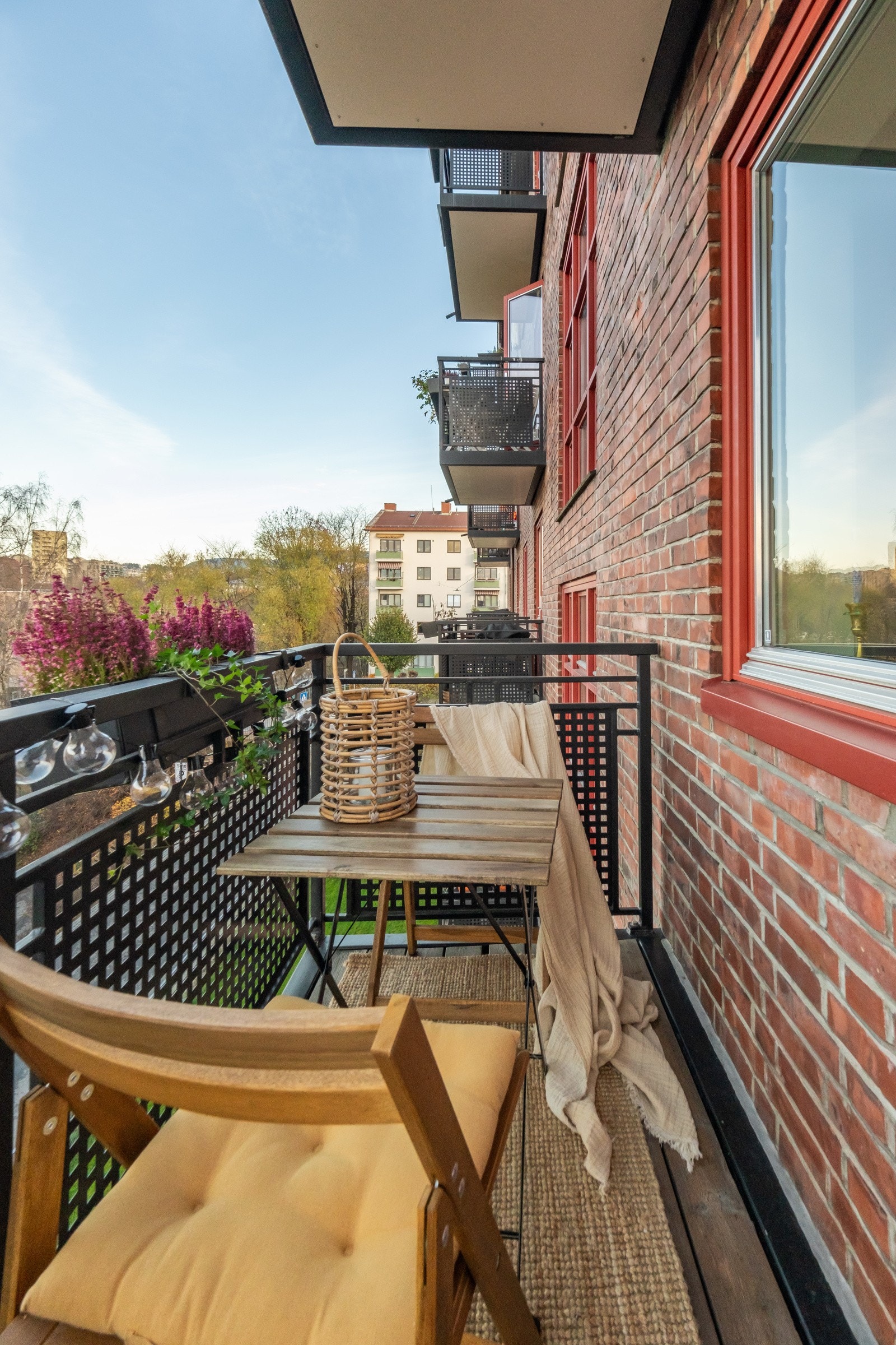 Balkongen rommer både en koselig sittegruppe og grill, om du vil. Galleribilde