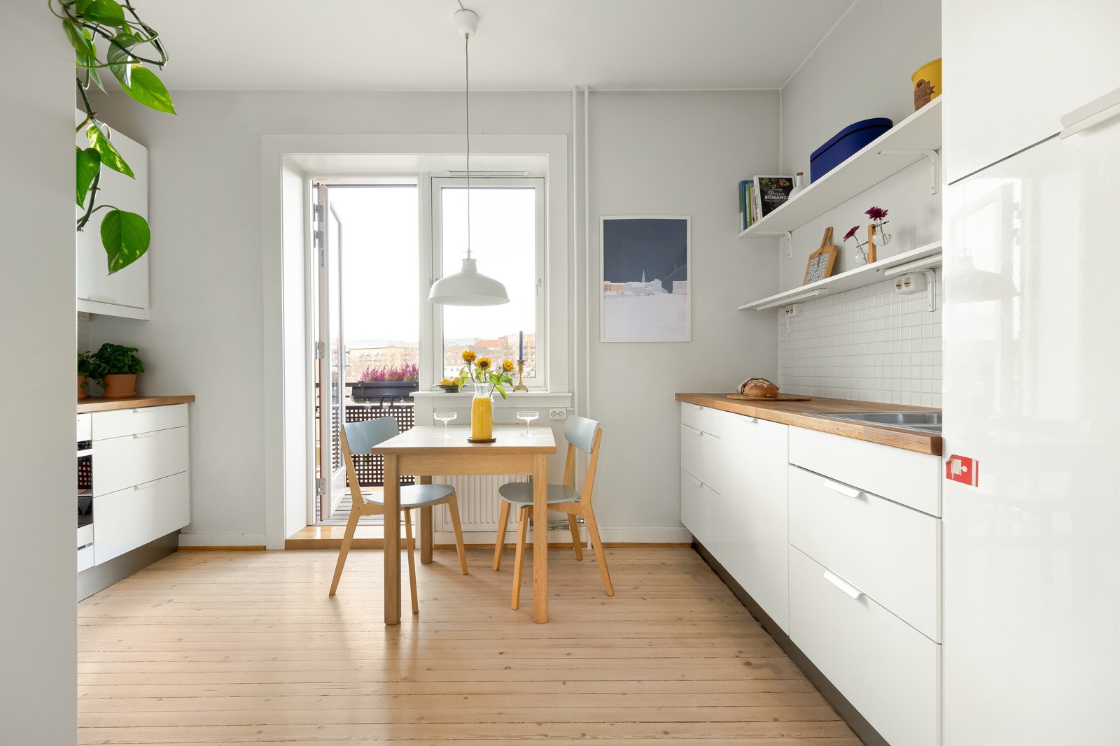 På den andre siden av leiligheten finner vi det store og innholdsrike spisekjøkkenet. Galleribilde