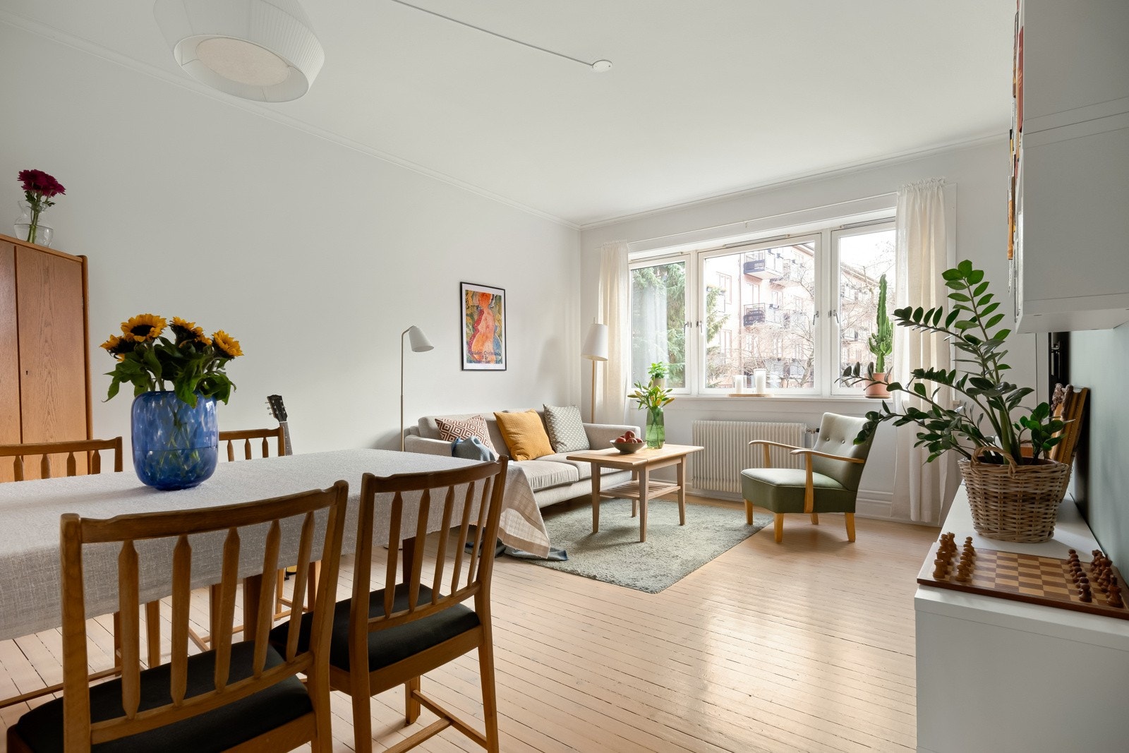 I stuen er det fin plass til både større spisebord og sofagruppe med salongbord. Galleribilde