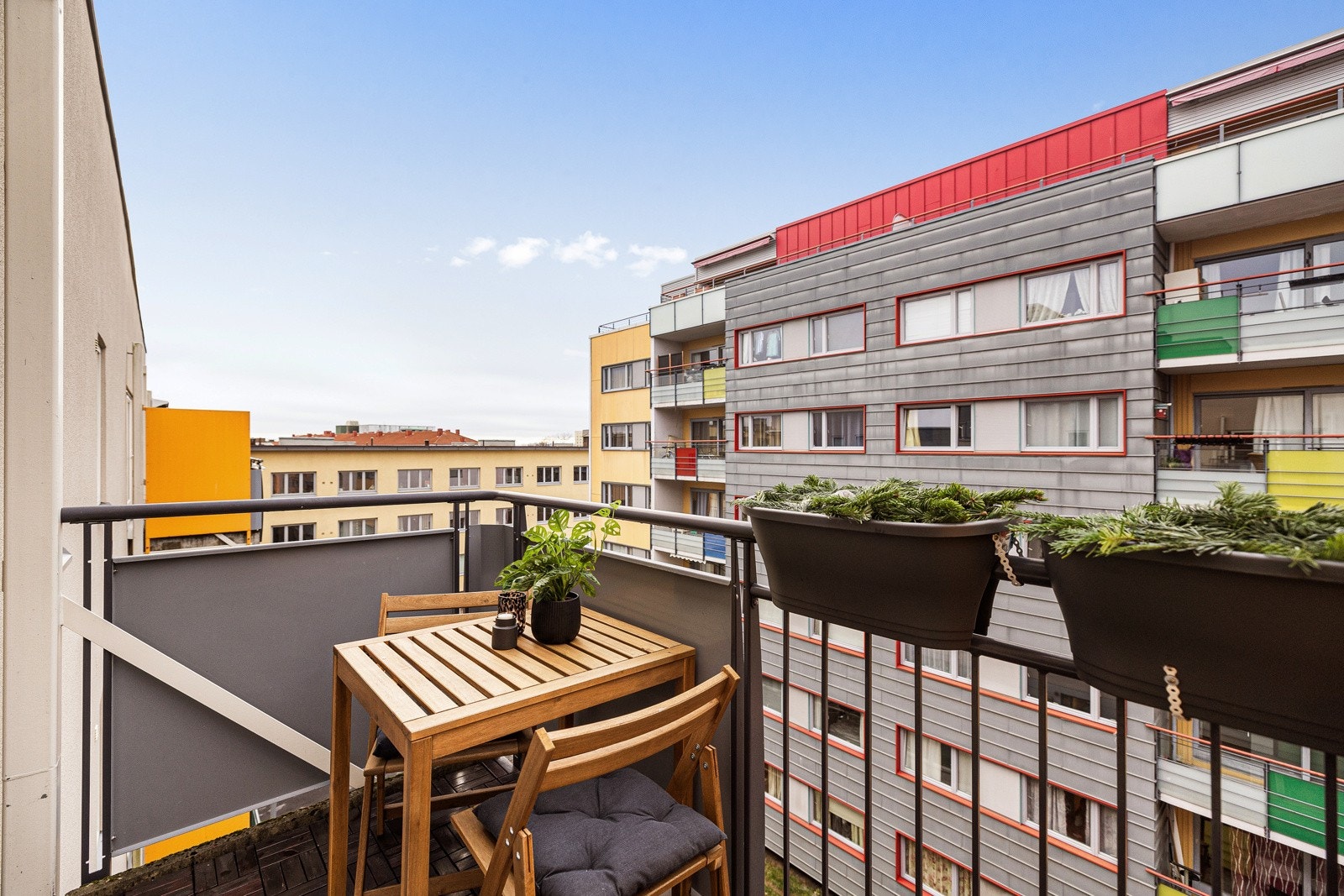 Boligens balkong vender mot nordvest, og gir deg sol fra ca. kl 14:00 til ca. kl 20:00. Galleribilde