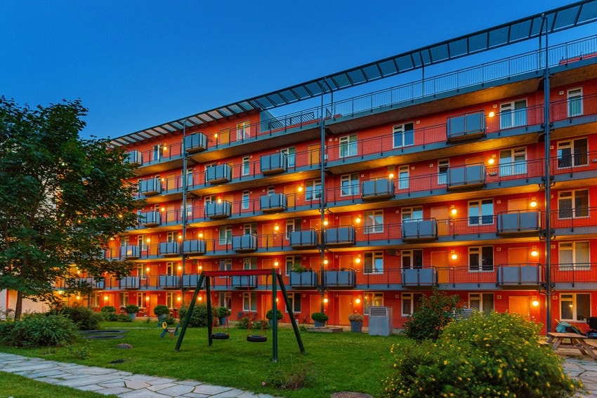 Gårdsrommet er pent opparbeidet med grønne soner, felles sittegrupper og lekeplass for barn. (Arkivbilde fra sommerstid) Galleribilde