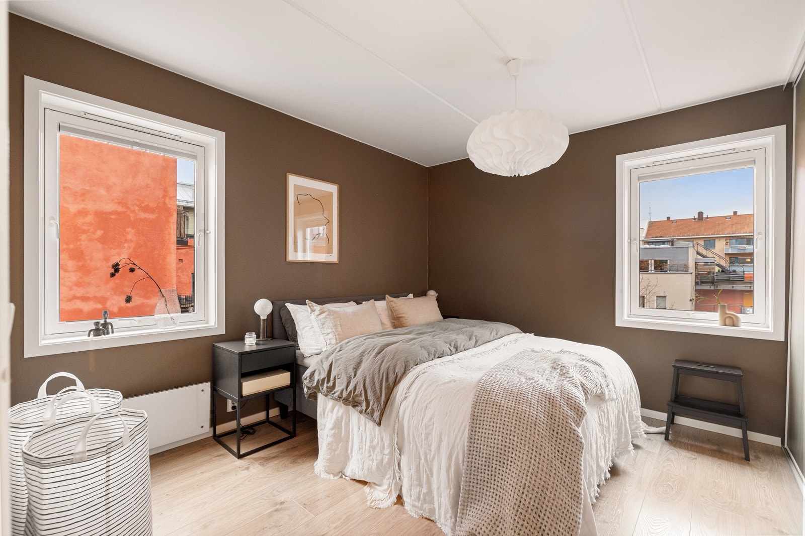 Hovedsoverommet ligger også i hjørnet av bygget, som også her sikres vindusflater i to himmelretnigner. Soverommet er av svært god størrelse. Galleribilde