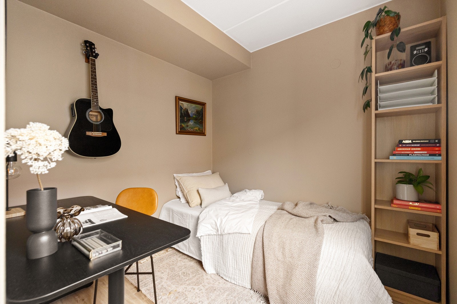 Soverom II ligger med inngang fra stuen, og var tidligere et kjøkken. Galleribilde