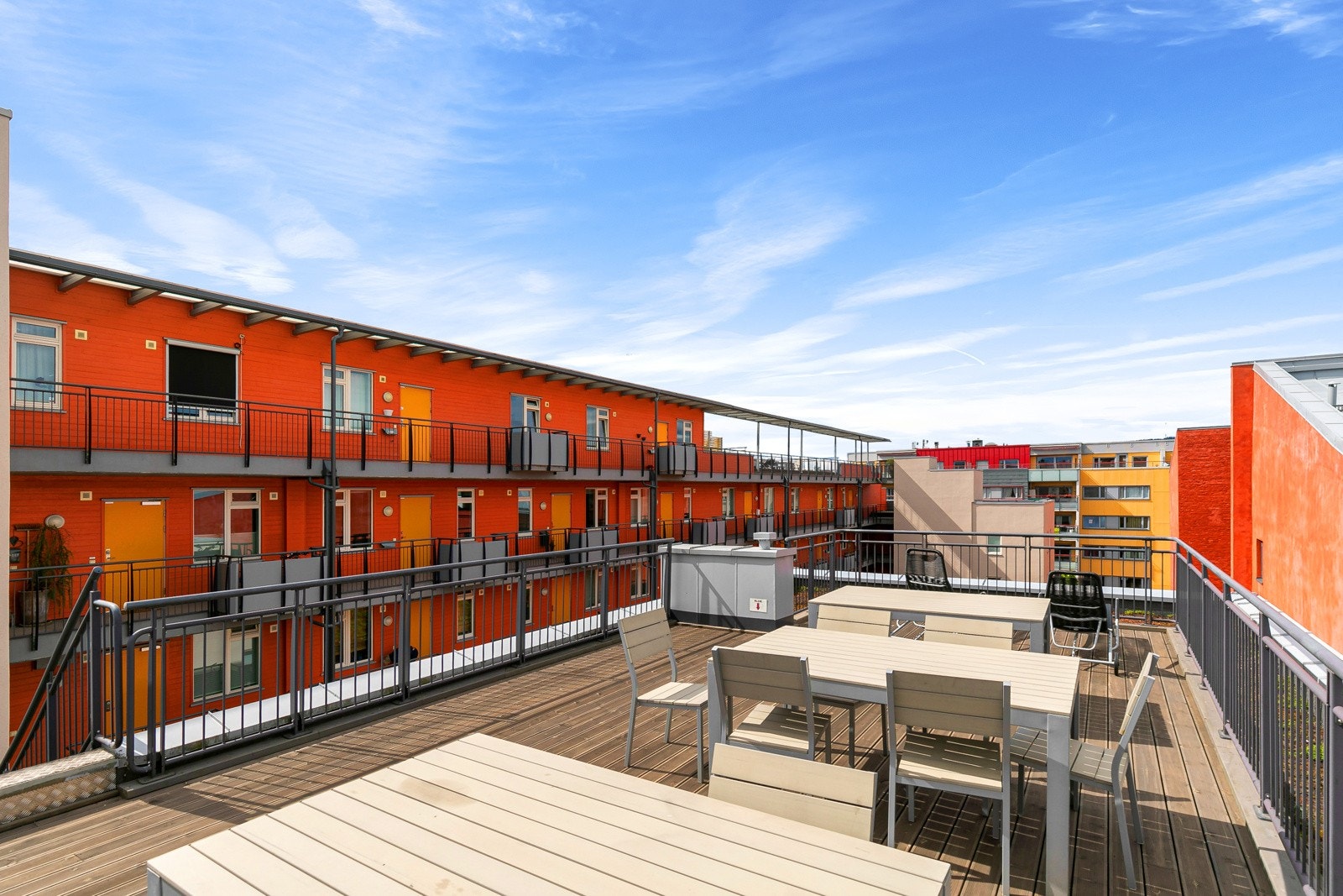 Borettslaget har to felles takterrasser til benyttelse for borettslagets beboere. (Arkivbilde fra sommerstid) Galleribilde