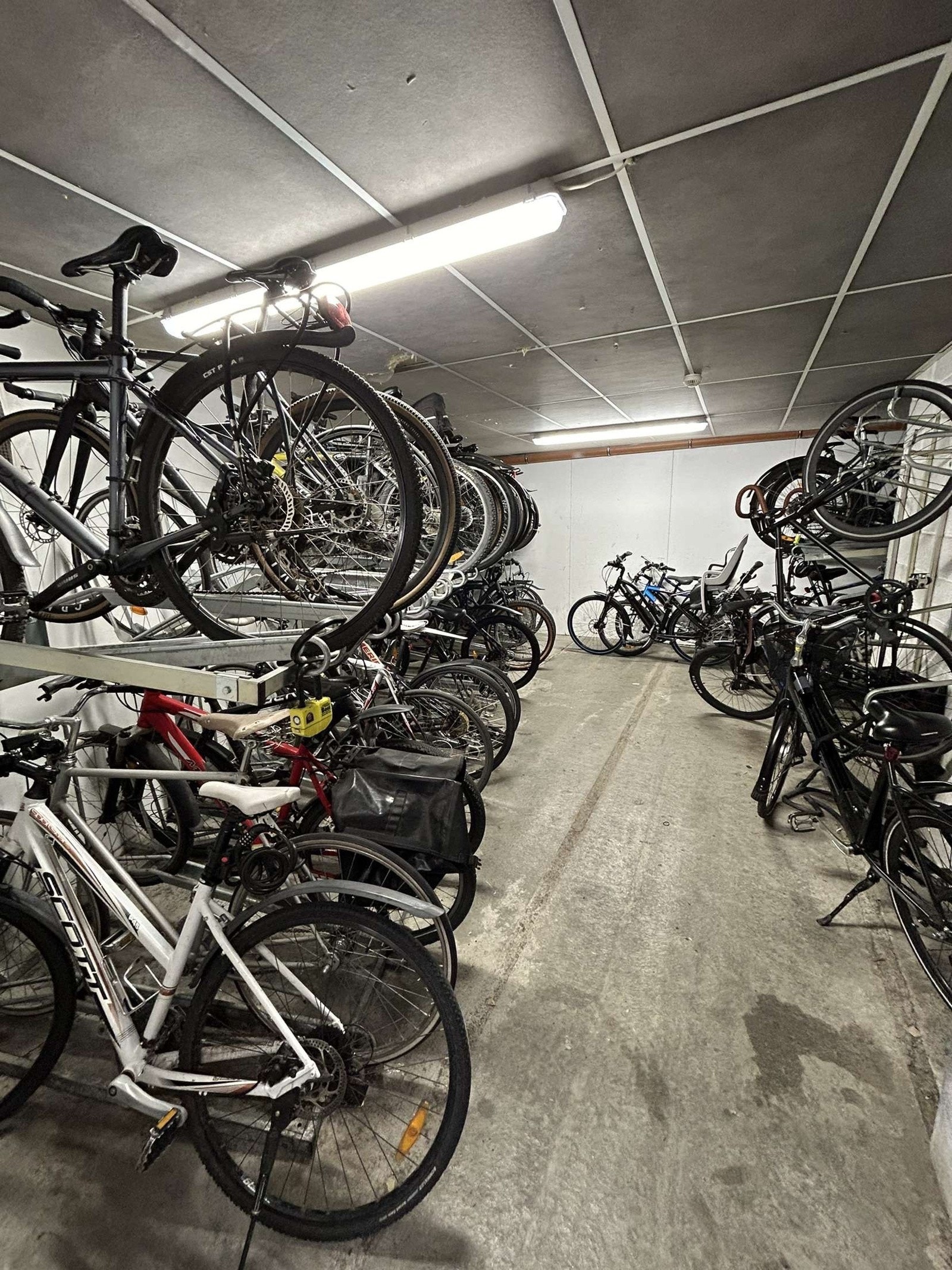 Borettslaget disponerer en felles sykkelbod, og en felles smørebod. Det er også mulig å leie dekkhotell i borettslaget. Galleribilde