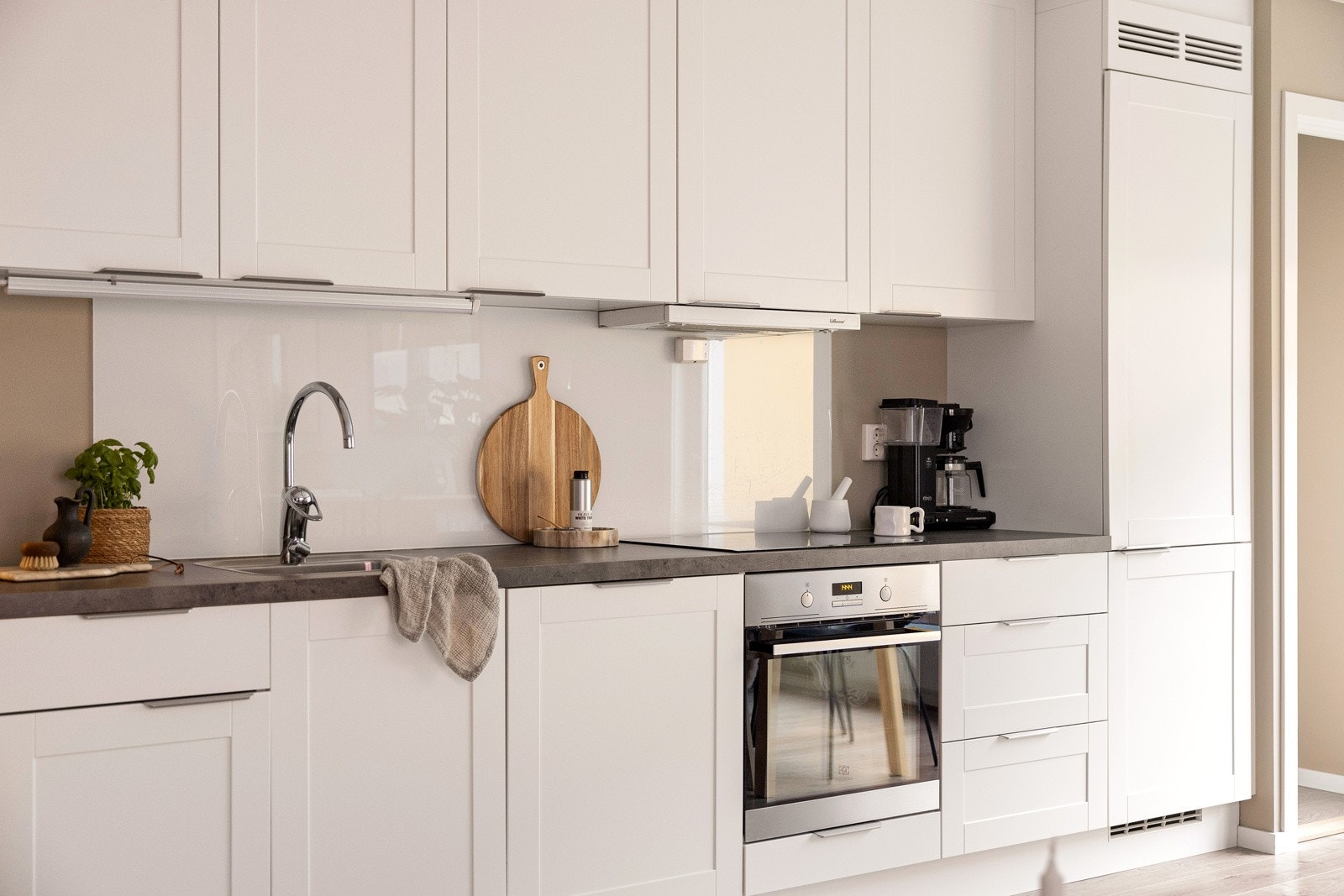 Innredningen er fra kvalitetsmerke Strai. Hvitevarer på kjøkken vil medfølge boligen ved salg. Galleribilde