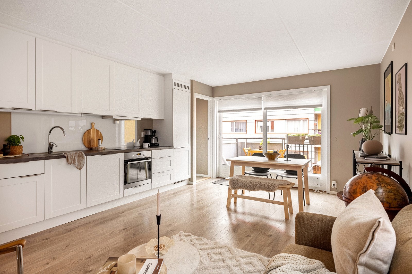 Tidligere eier flyttet kjøkkenet ut i stuen i 2017 med en stilren og tidsriktig innredning. Galleribilde