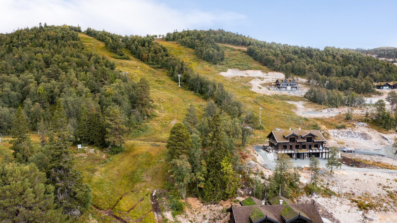 Fantastisk tomt med skibakker på alle kanter. Fra tomten kan man også enkelt ski ned i langrennsløypene eller ned på Restauranten Fjøllhalli. Heisen tar deg med tilbake på hytta. Galleribilde