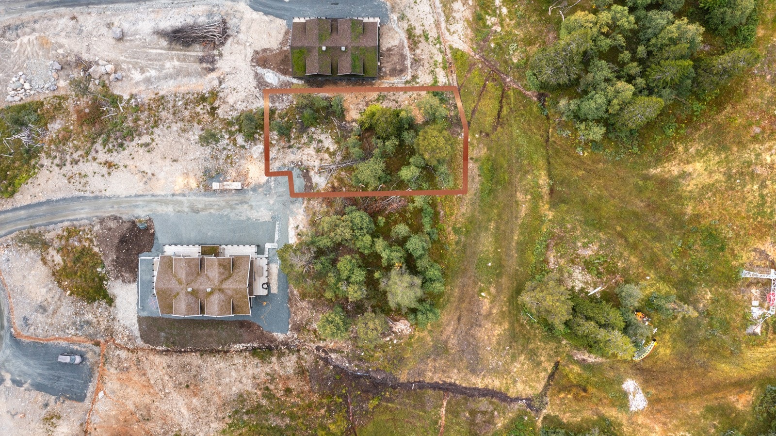 Tomtens utforming og grenser tegnet inn på bildet. Nb: Tegningen er ikke nøyaktig, men viser ca. grensene og utformingen på tomten. Galleribilde