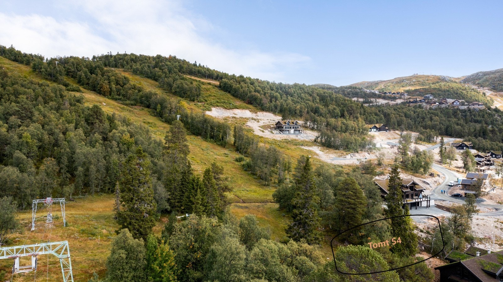Tomten grenser til alpinbakken og ligger som endetomt. Galleribilde