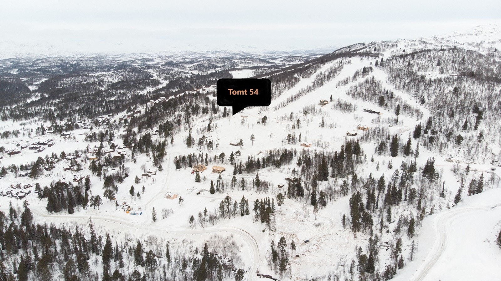 Sørvendt tomt beliggende innerst i blindvei og ytterst mot skibakken. Tomten er markert på bildet. Galleribilde