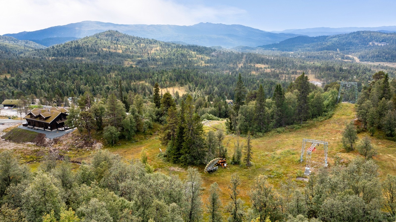 Oversiktbilde sett mot tomten og friarealet/skibakken som ligger inntil. Galleribilde