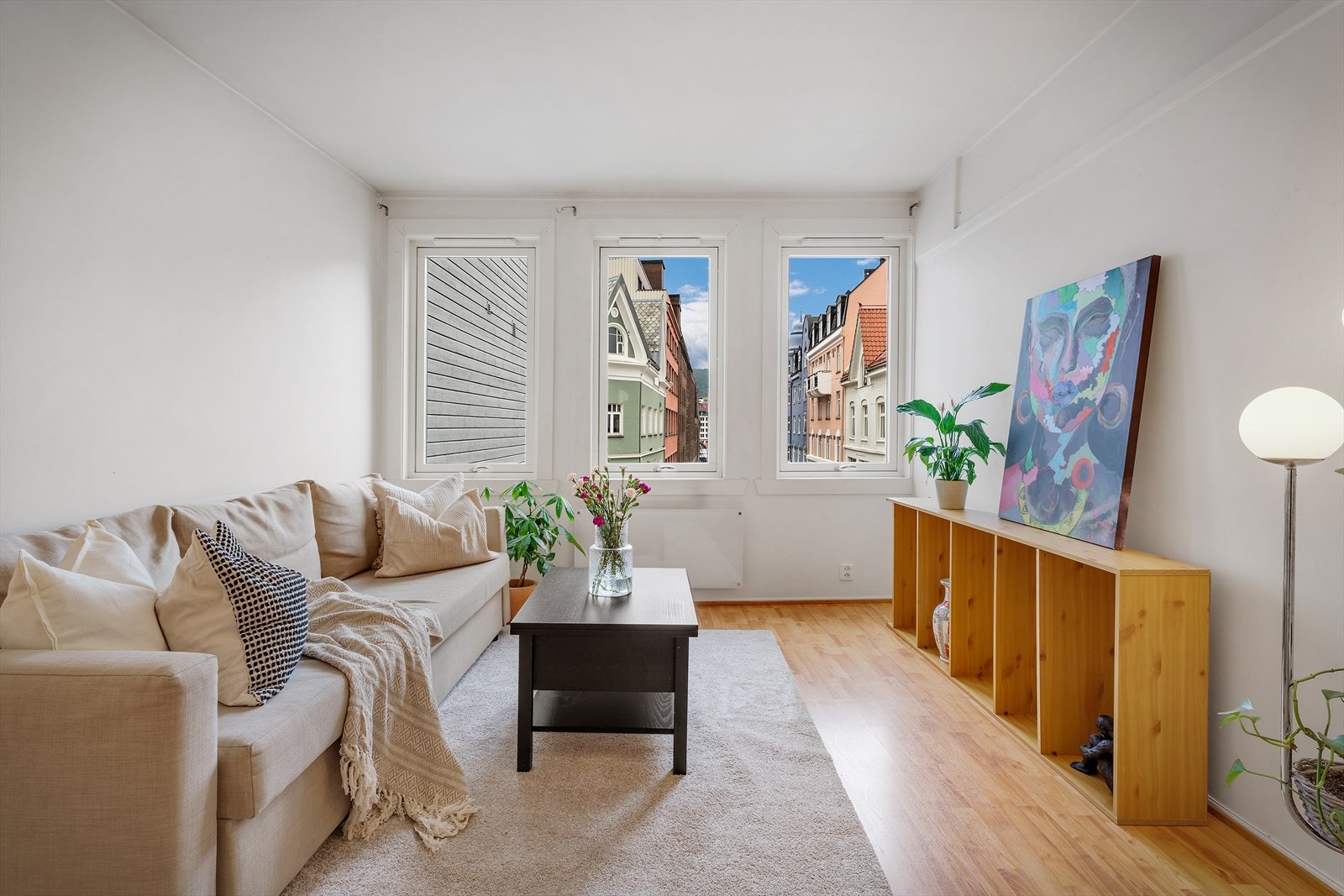 - Romslig stue på hele 18,3 m². Stuen har panelovn på veggen - Galleribilde