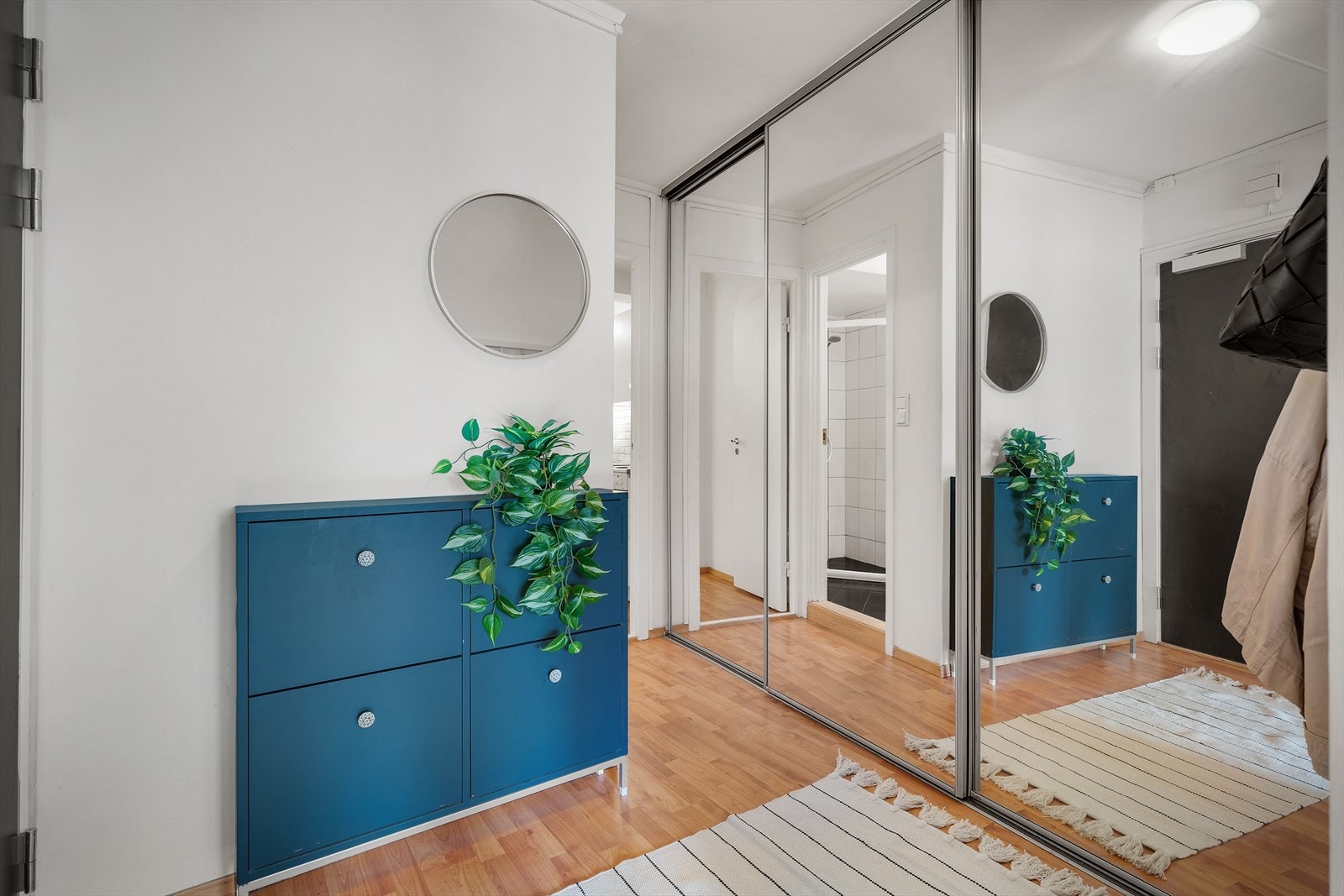 - Meget innbydende entré med elegant garderobeløsning med speilfronter langs veggen - Galleribilde