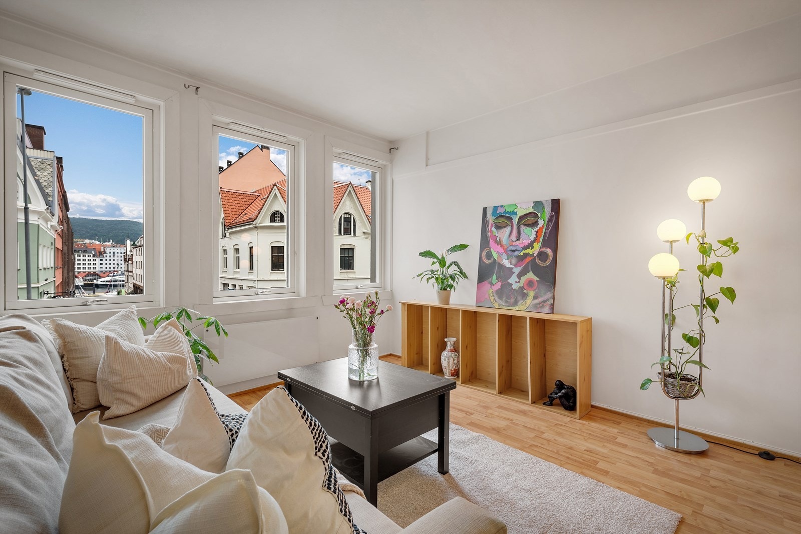 - Med generøse møbleringsmuligheter kan stuen innredes med både sofagruppe, TV-benk og spisebord - Galleribilde