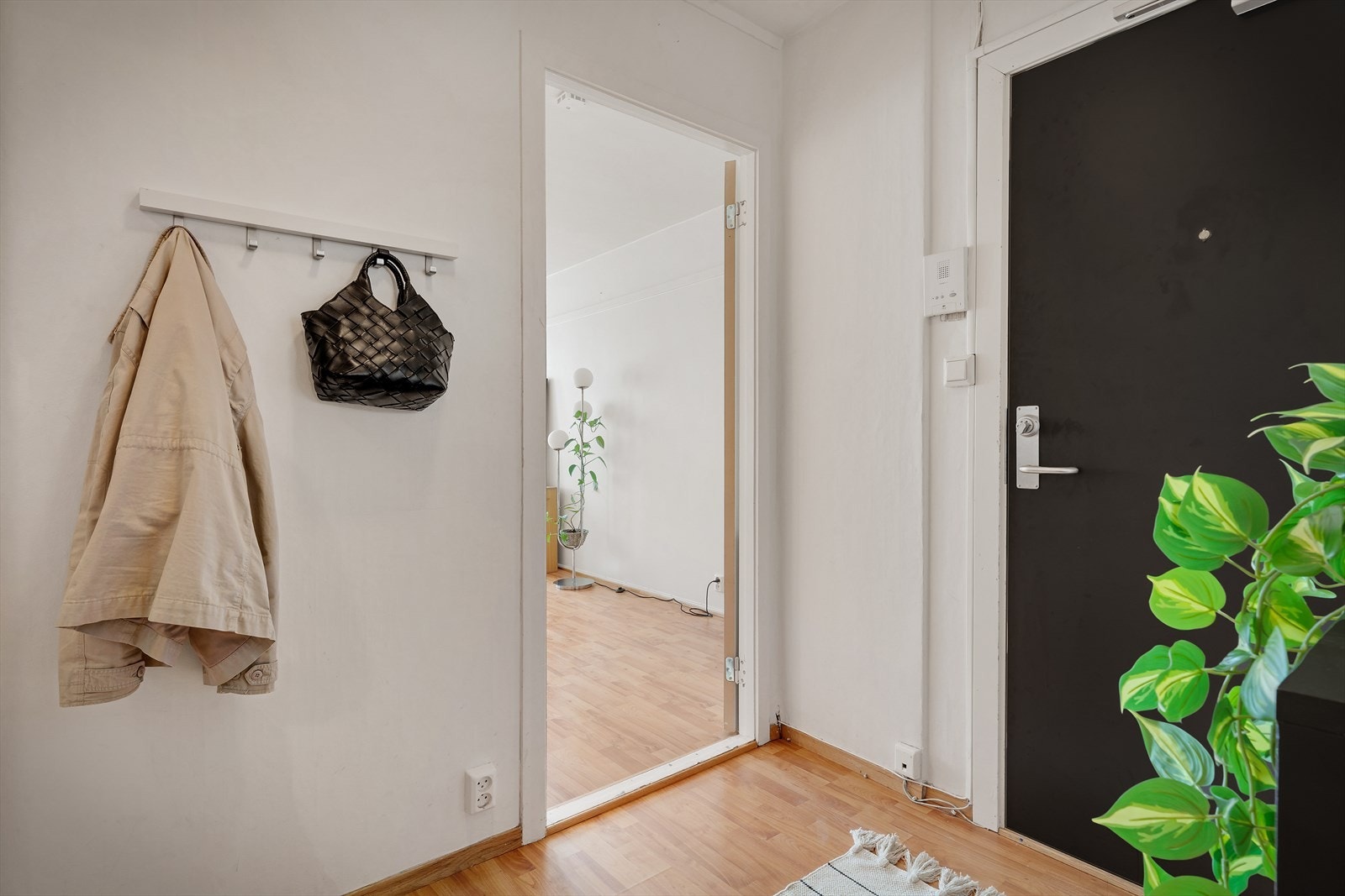 - God plass til å henge fra seg yttertøy og sko. Merk dørtelefon - Galleribilde