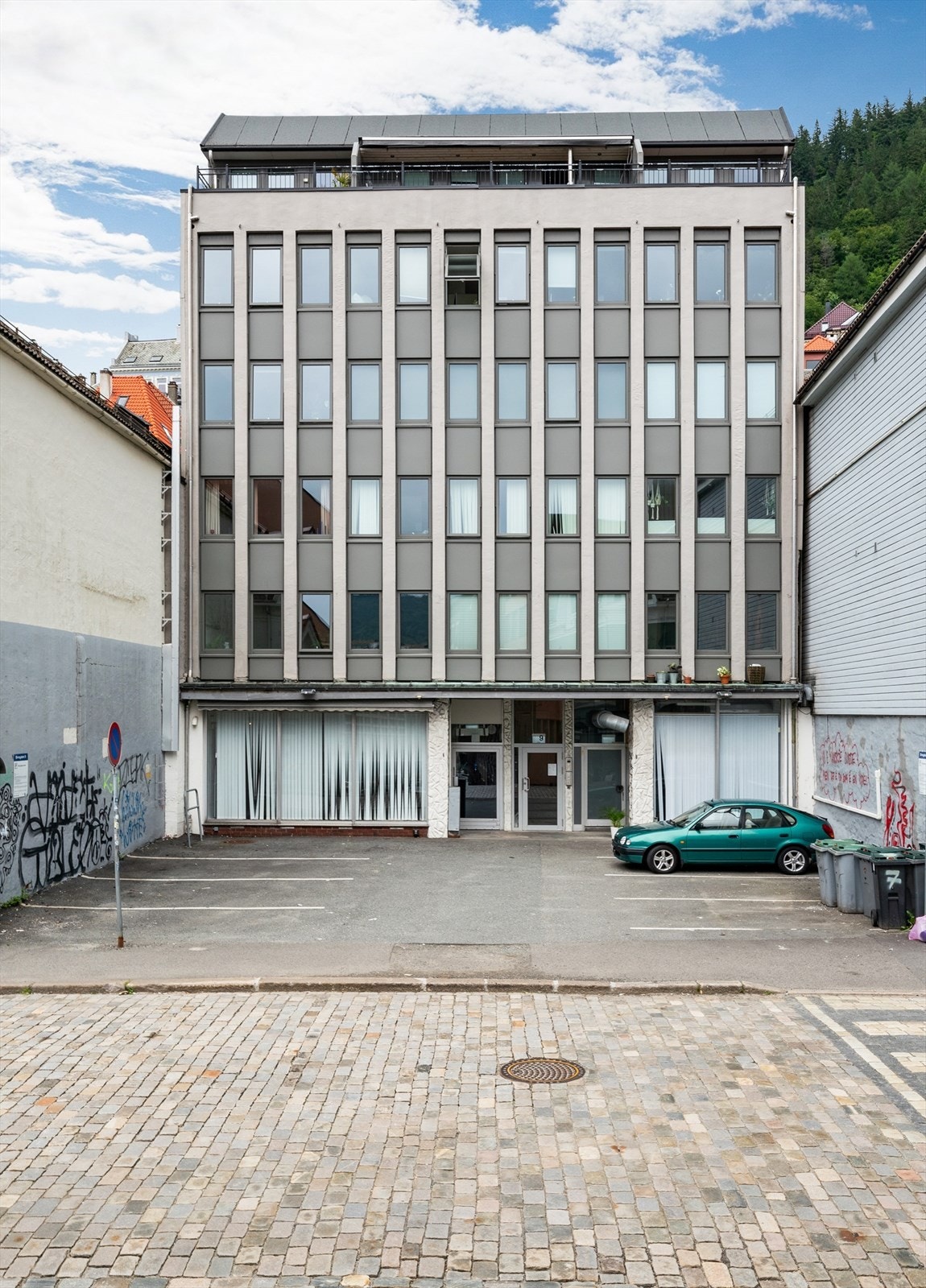 - Borettslaget disponerer 8 parkeringsplasser ved inngangspartiet som tildeles etter ansiennitet - Galleribilde