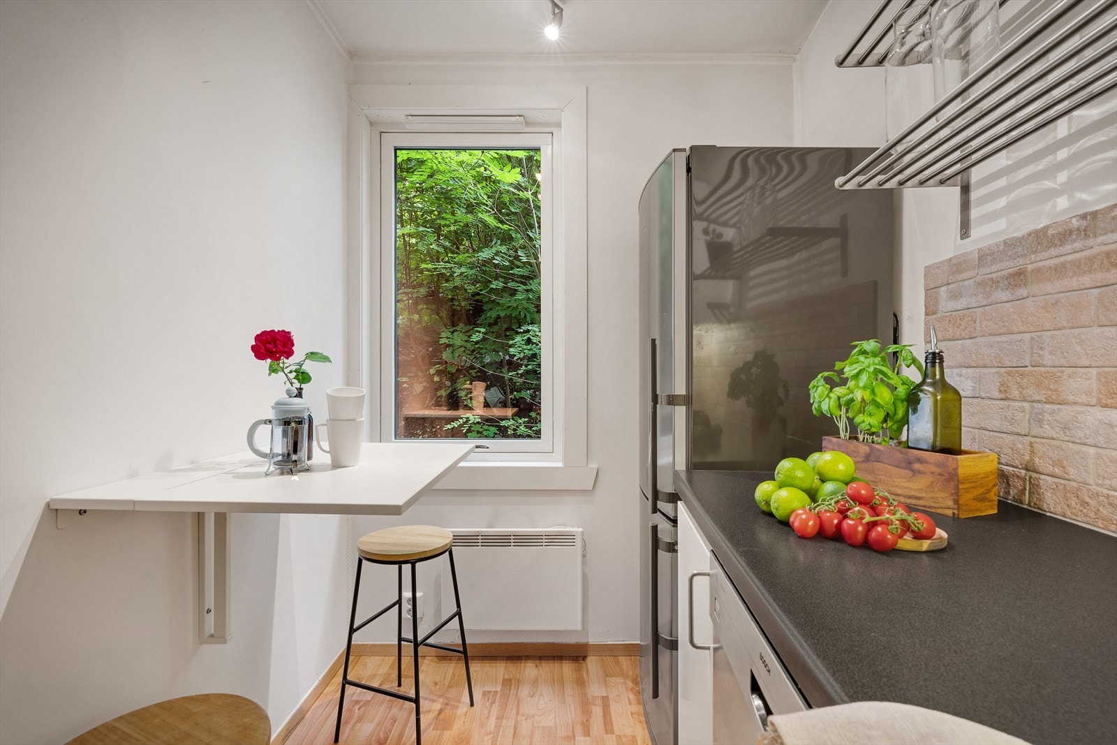 - Vegghengt spisebord/kaffebord, som gir deg en fleksibel spiseplass uten å ta opp verdifull gulvplass - Galleribilde