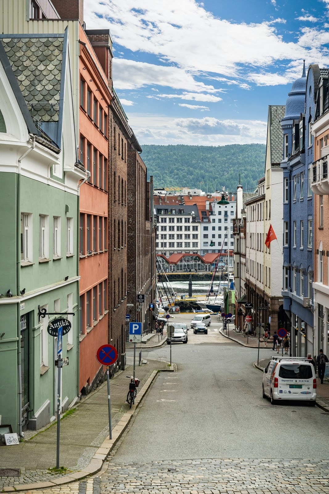 - Nyt utsikt mot Vågen fra stuevinduene - Galleribilde