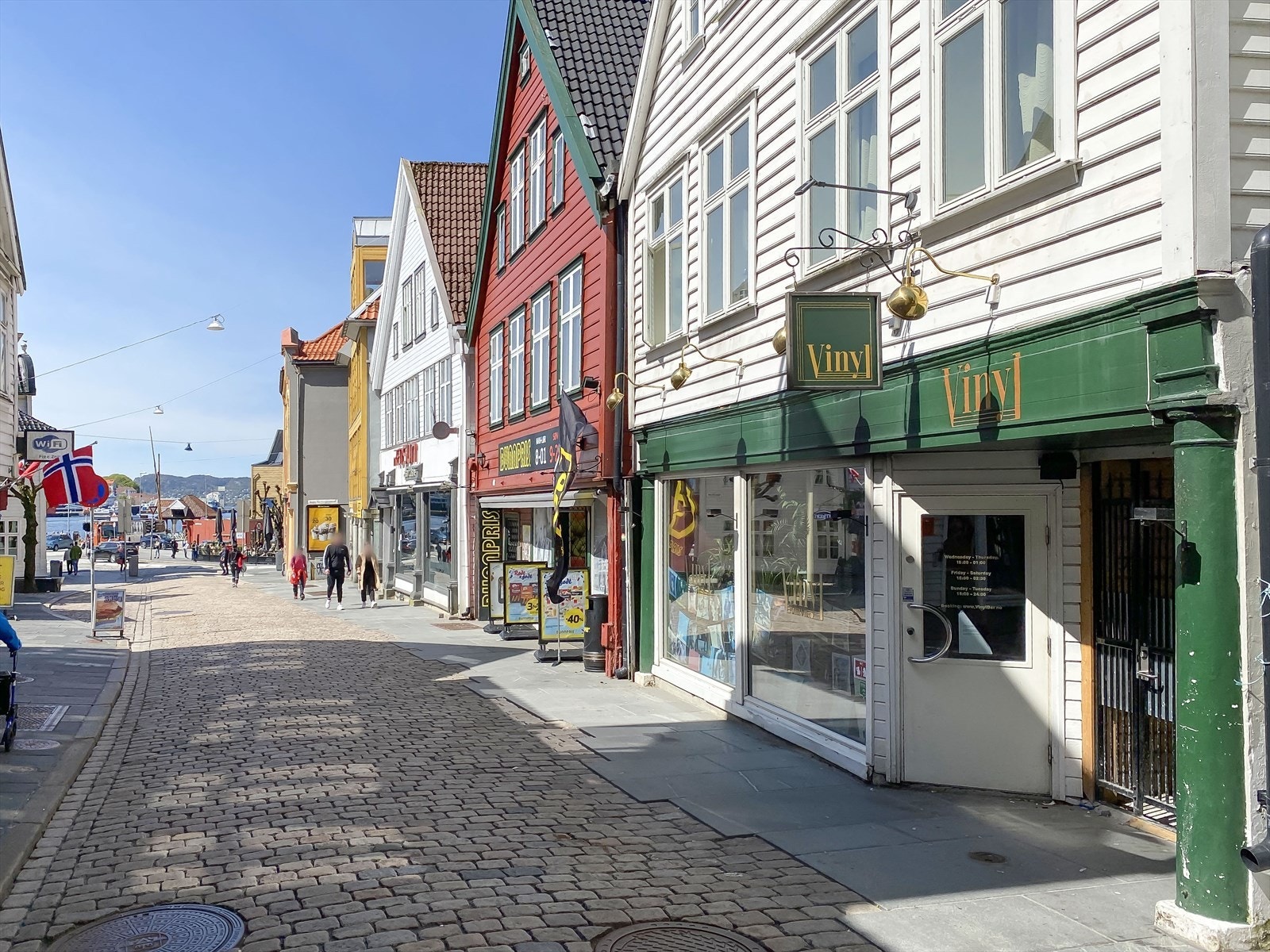 - En kort spasertur finner du flere sentrumsgater med utallige butikker, restauranter og caféer - Galleribilde