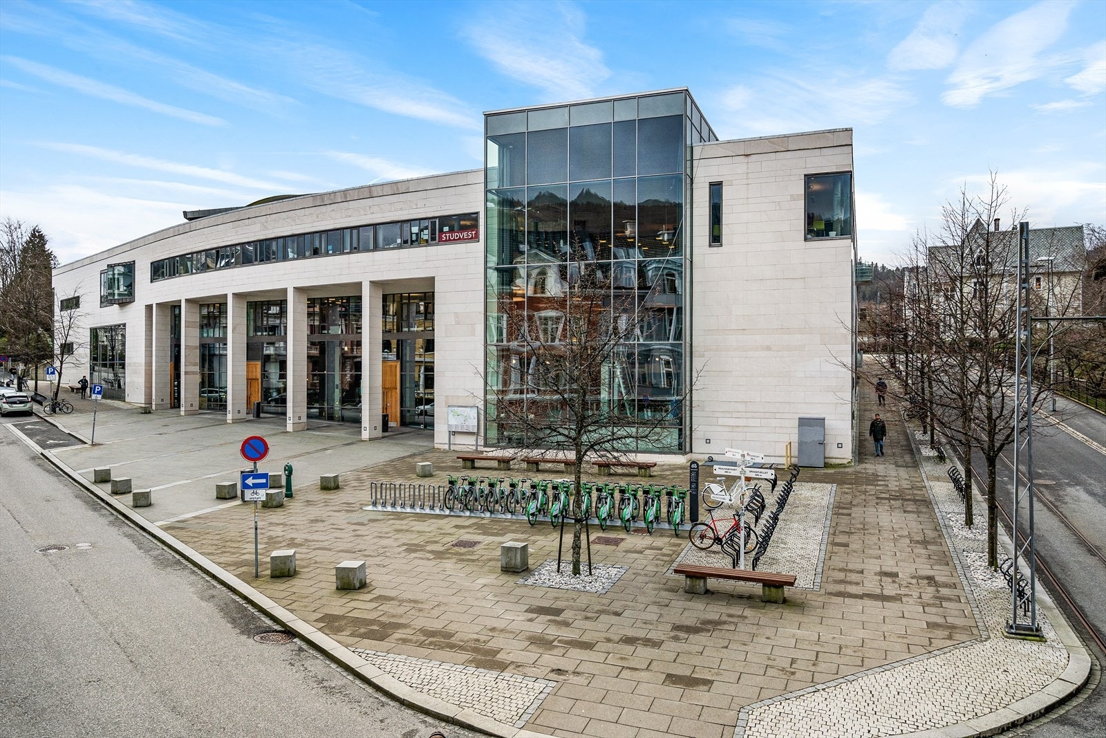 - Ca. 20 minutters gange finner du Studentsenteret på Nygårdshøyden - Galleribilde