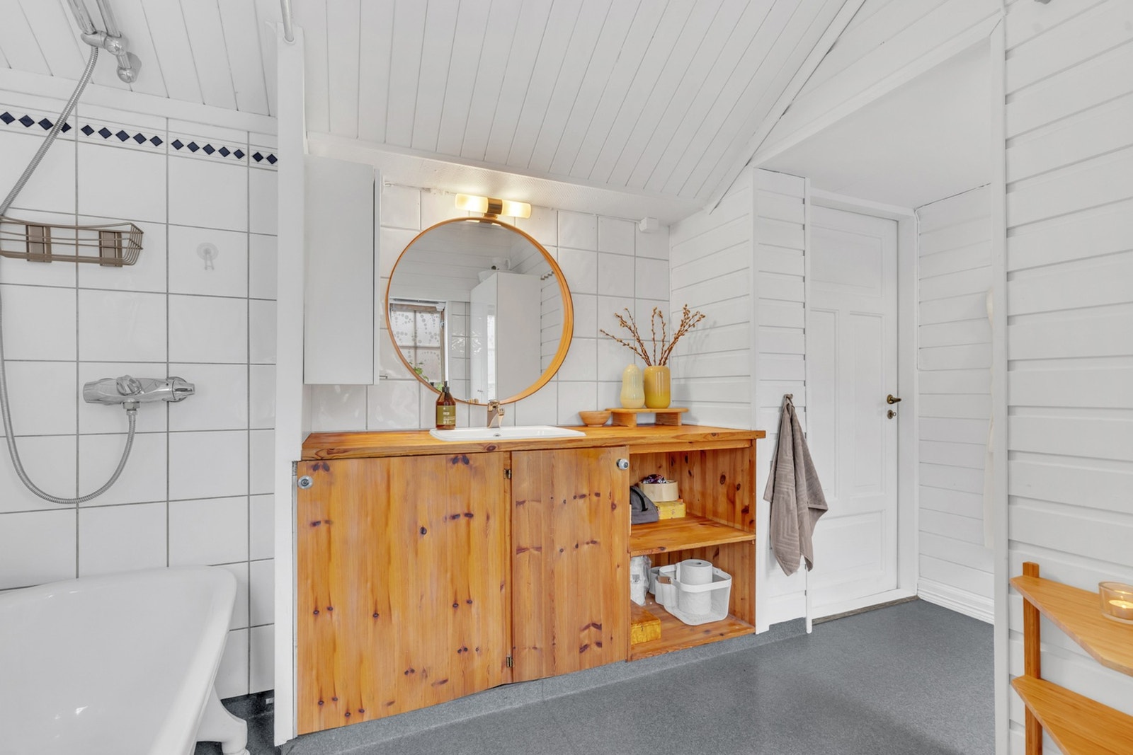 Badet rommer 8,1 kvm og er innredet med servant på underskap, speil, overskap og skap. Galleribilde