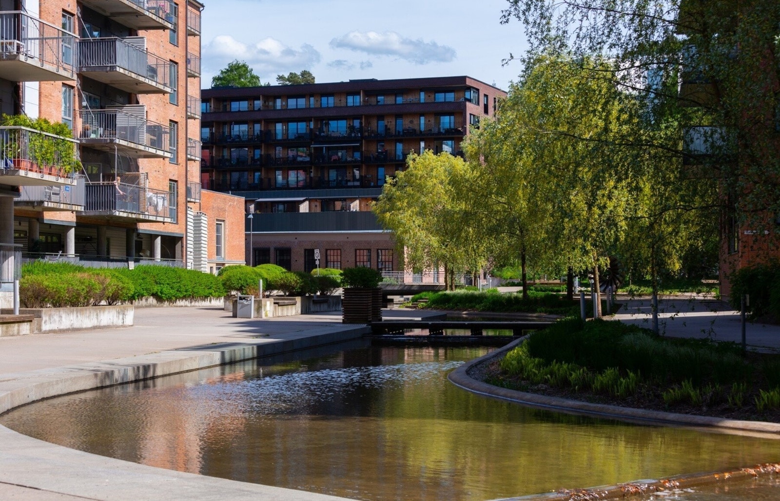 Borettslaget har fine og frodige fellesområder i gårdsrommet. Galleribilde