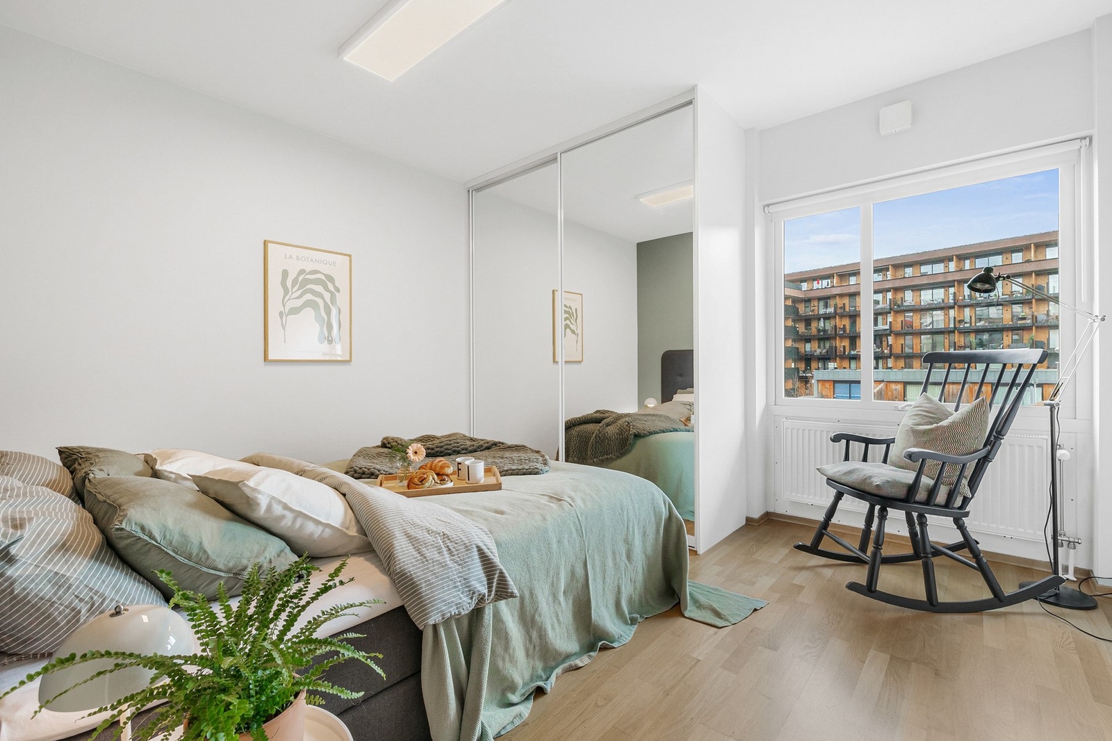 Stort soverom med god plass til dobbeltseng og nattbord på hver side. Galleribilde