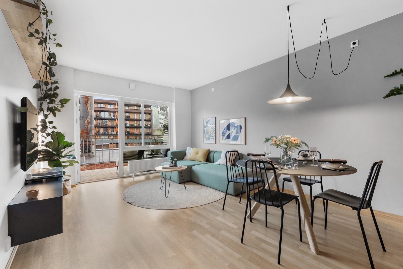 Thea Marie Gjerdalen v/ EIE presenterer Turbinveien 13; Innbydende og lys 2-roms med stor balkong og luftig utsyn. Galleribilde