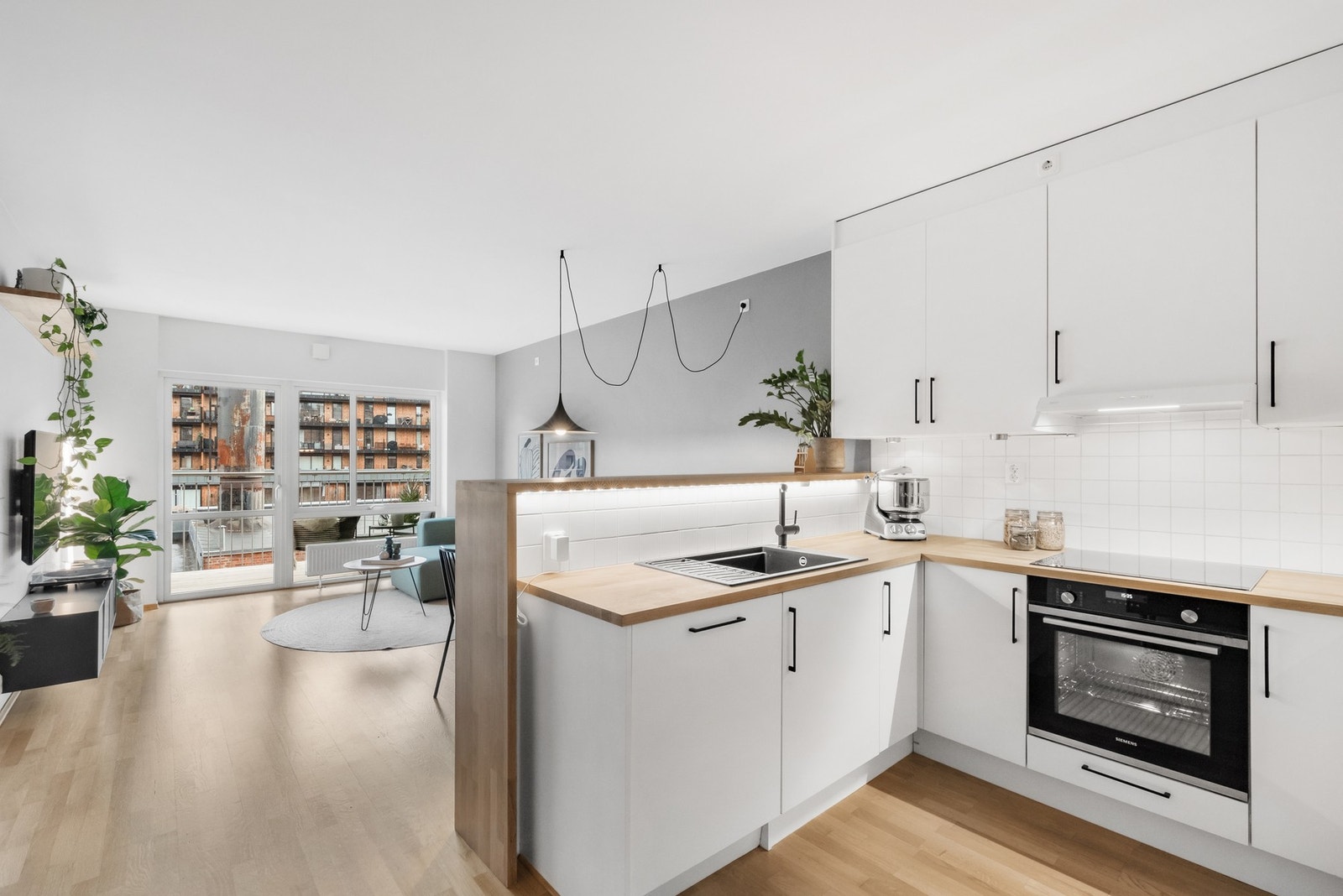 Kjøkkenet ligger delvis adskilt til i egen sone i åpen løsning. Galleribilde