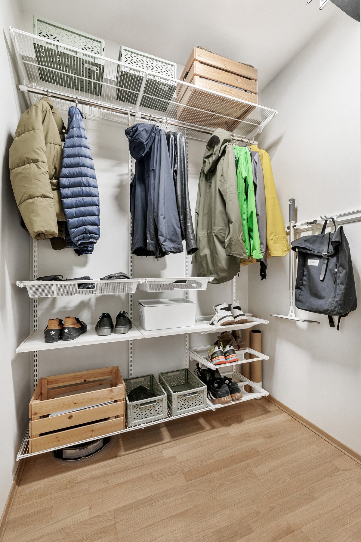 God plass til å henge fra seg yttertøy. Galleribilde