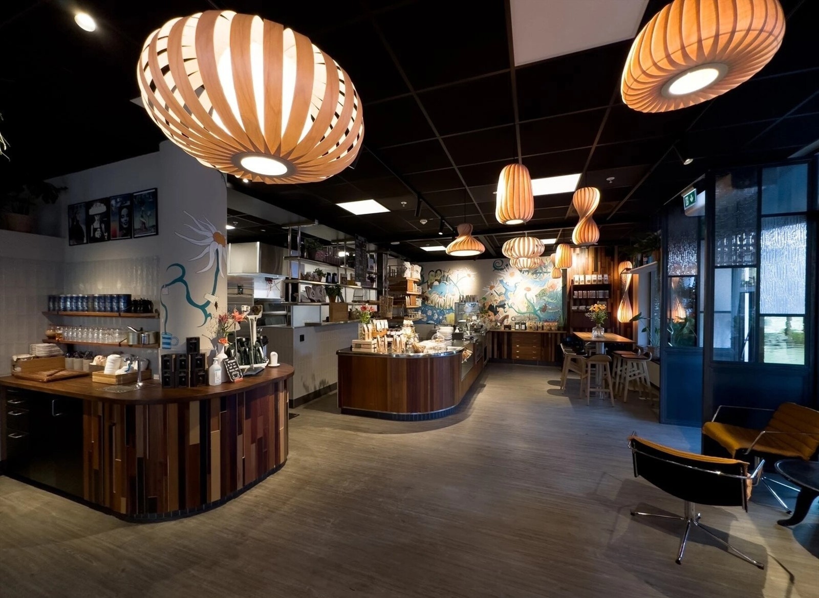 Åpent bakeri stiller med deilig bakst og kaffe. Galleribilde