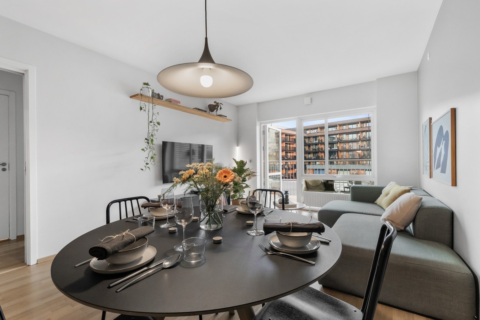 Stuen har en fin utforming med god plass og naturlige soner for spiseplass og sofaseksjon. Galleribilde