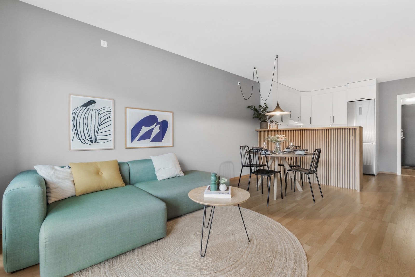 Fin spilevegg gir et stilrent skille mellom kjøkken og stue. Galleribilde