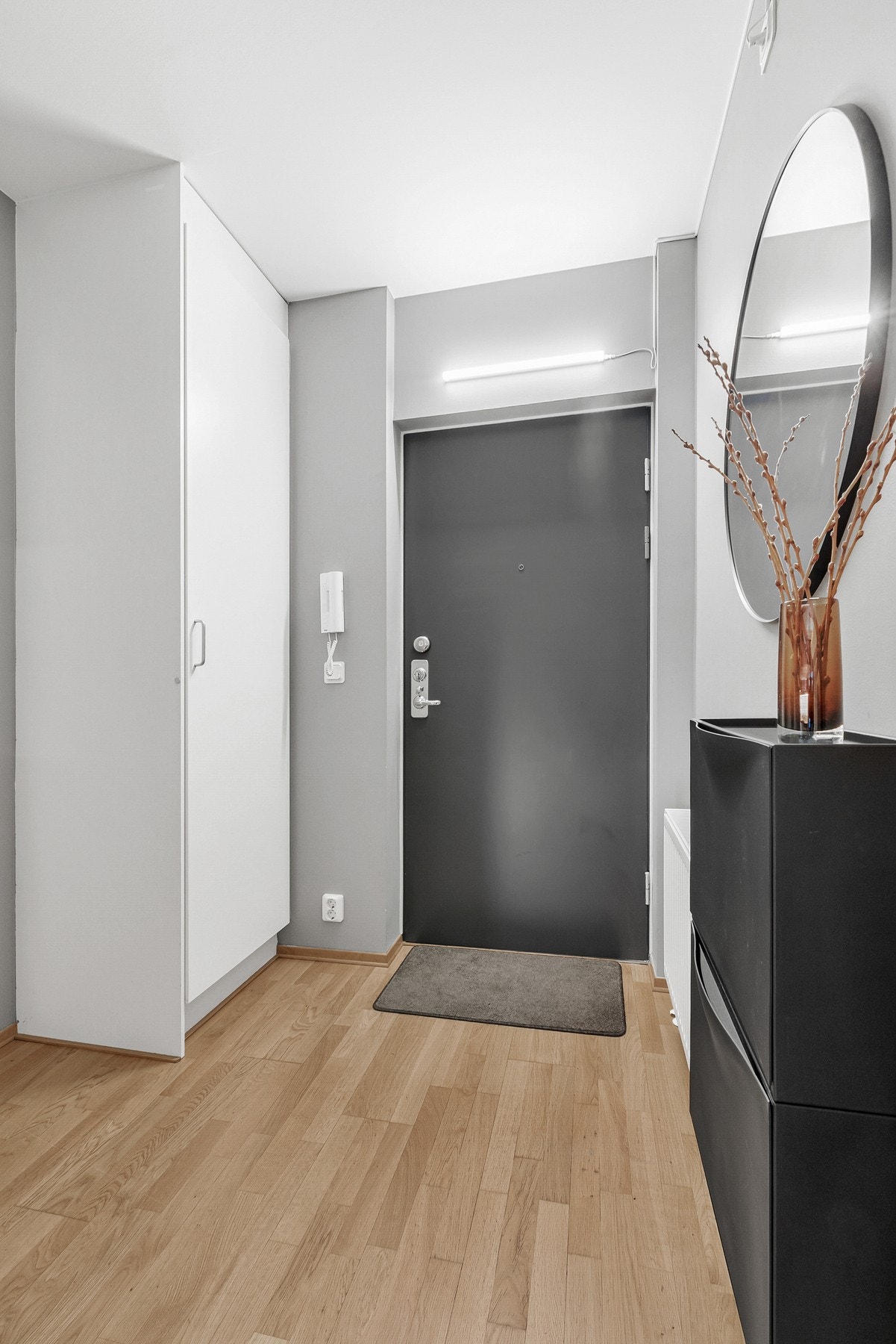 Romslig entre med plass til skoskap. Galleribilde