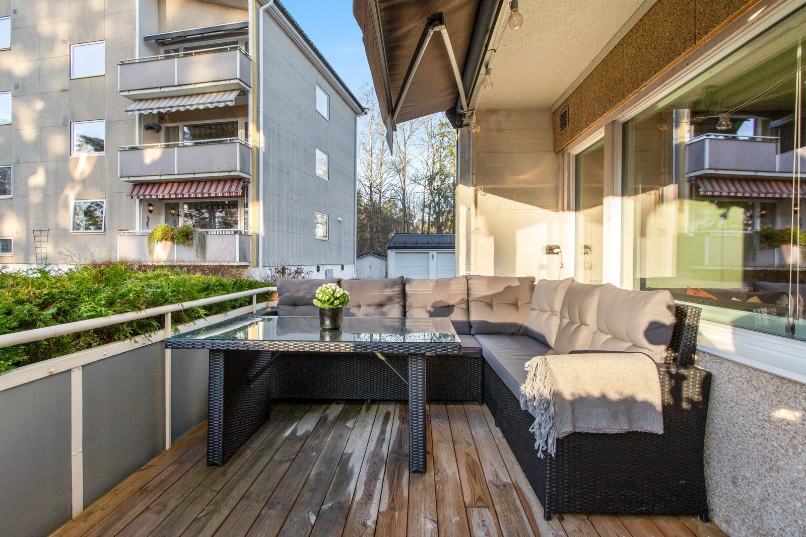 Romslig vestvendt terrasse på bakkeplan Galleribilde