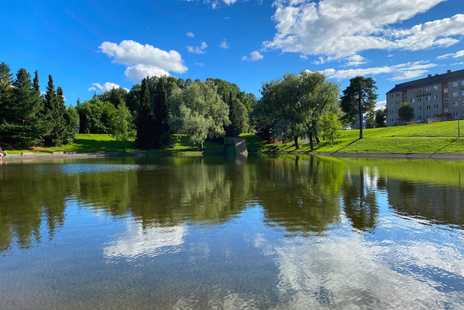 Nabolaget har badedam på sommerstid. Her er det fantastisk for store og små Galleribilde