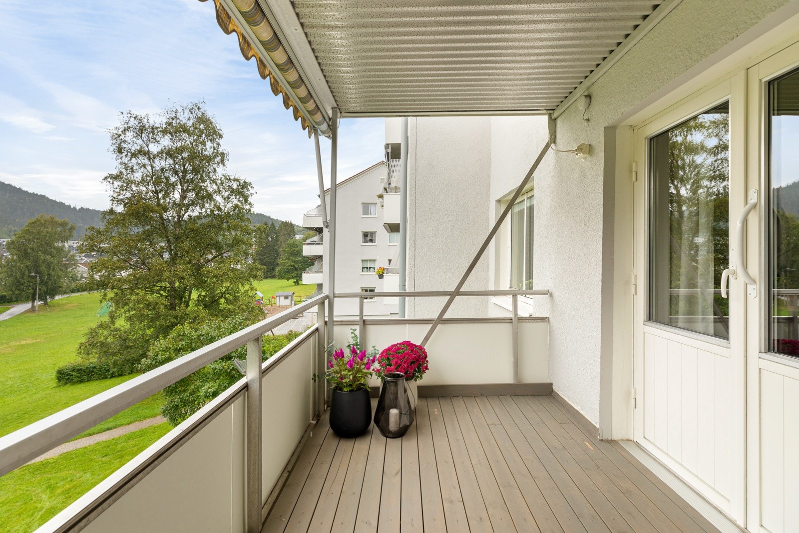 Balkongen er vestvendt og nyter dermed ettermiddag- og kveldssol Galleribilde