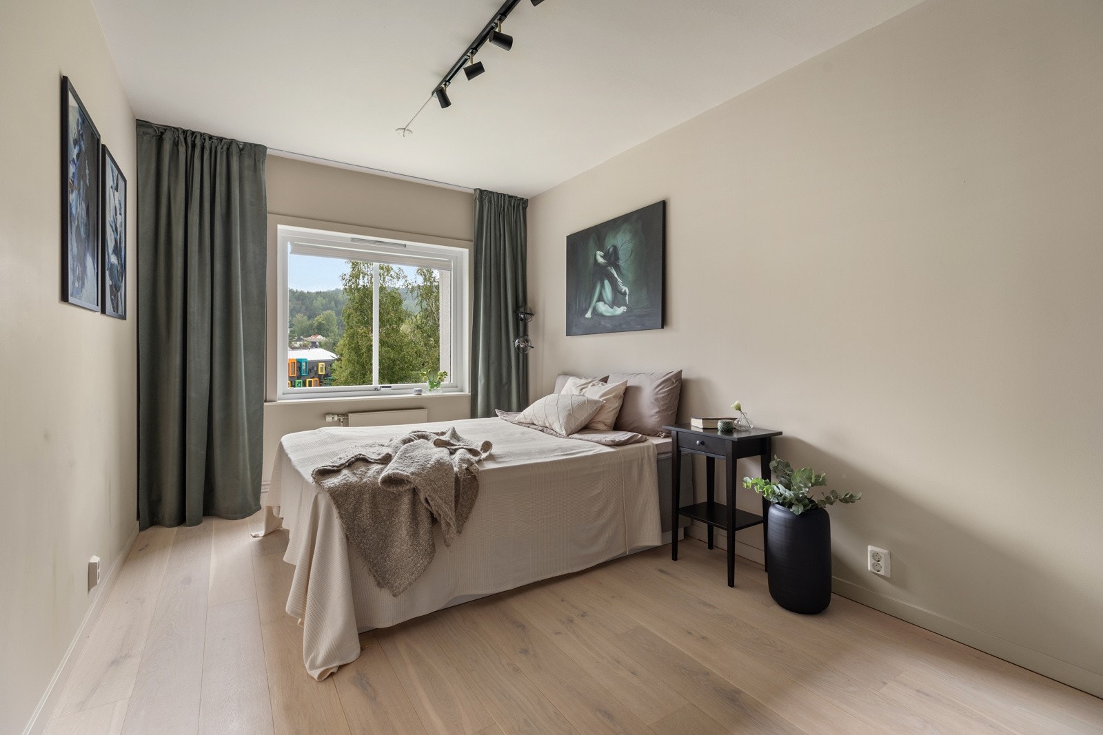 Hovedsoverom av svært god størrelse malt i tidsriktige, lyse farger som reflekterer det naturlige lyset godt Galleribilde