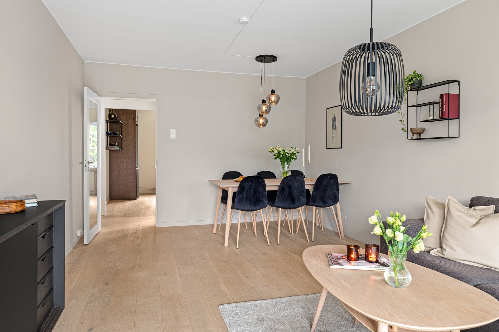 Stuens størrelse gir god plass til møblering etter ønske, med rom for separat sofa- og spisegruppe Galleribilde
