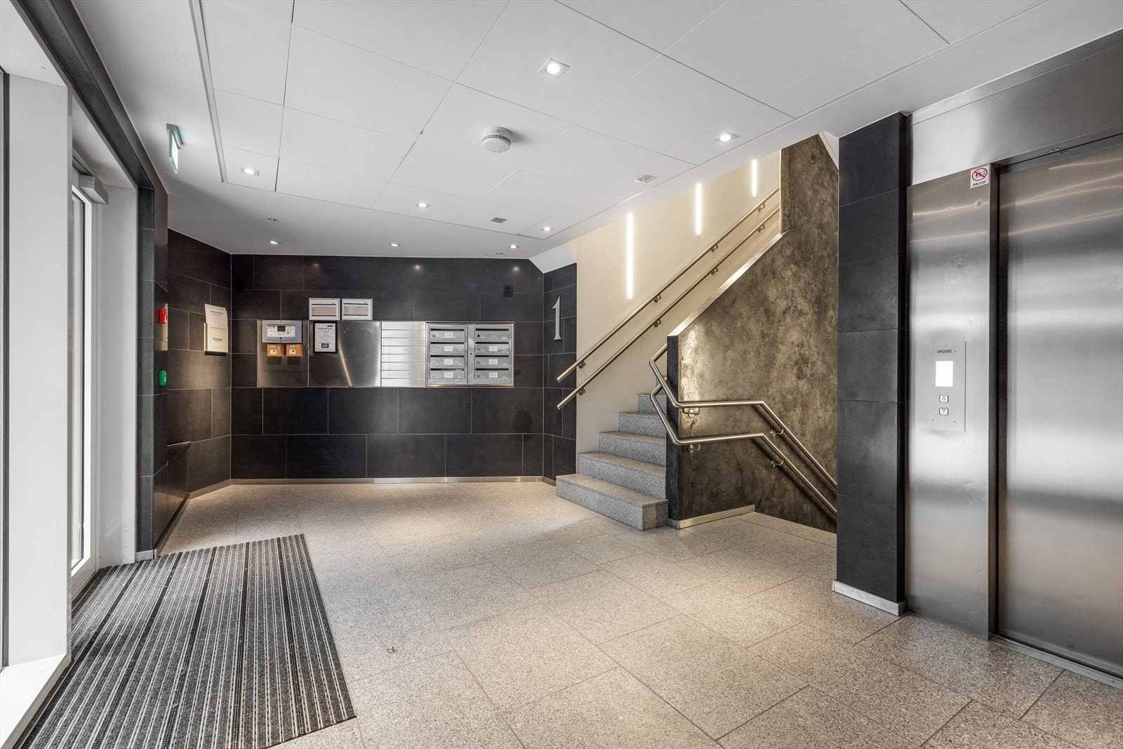 Representativt inngangsparti. Det er heis i bygget. Galleribilde