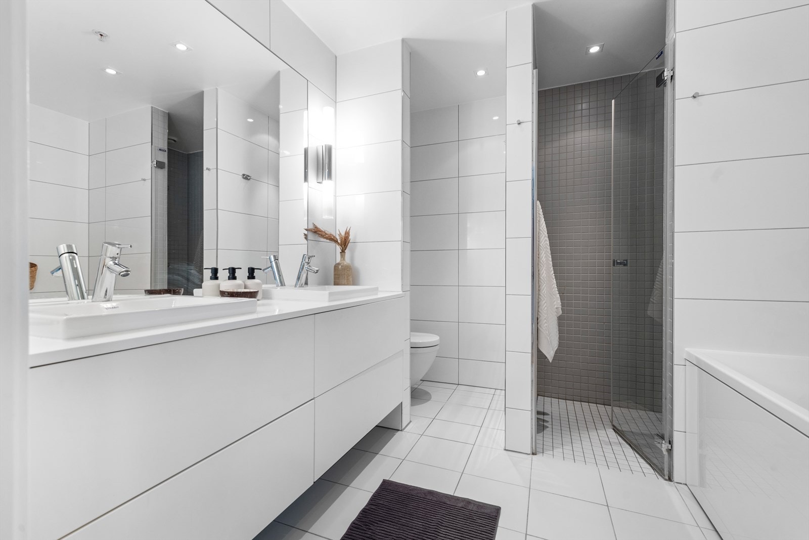 Badet har en god størrelse og har både badekar og dusj. Galleribilde