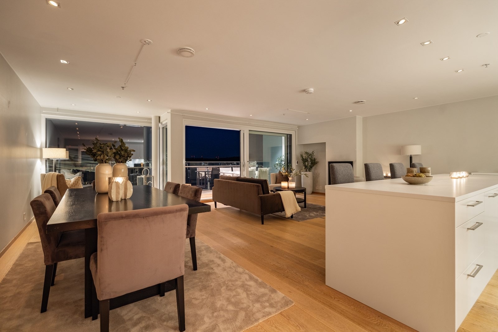 Kveldsstemning fra stuen. Galleribilde