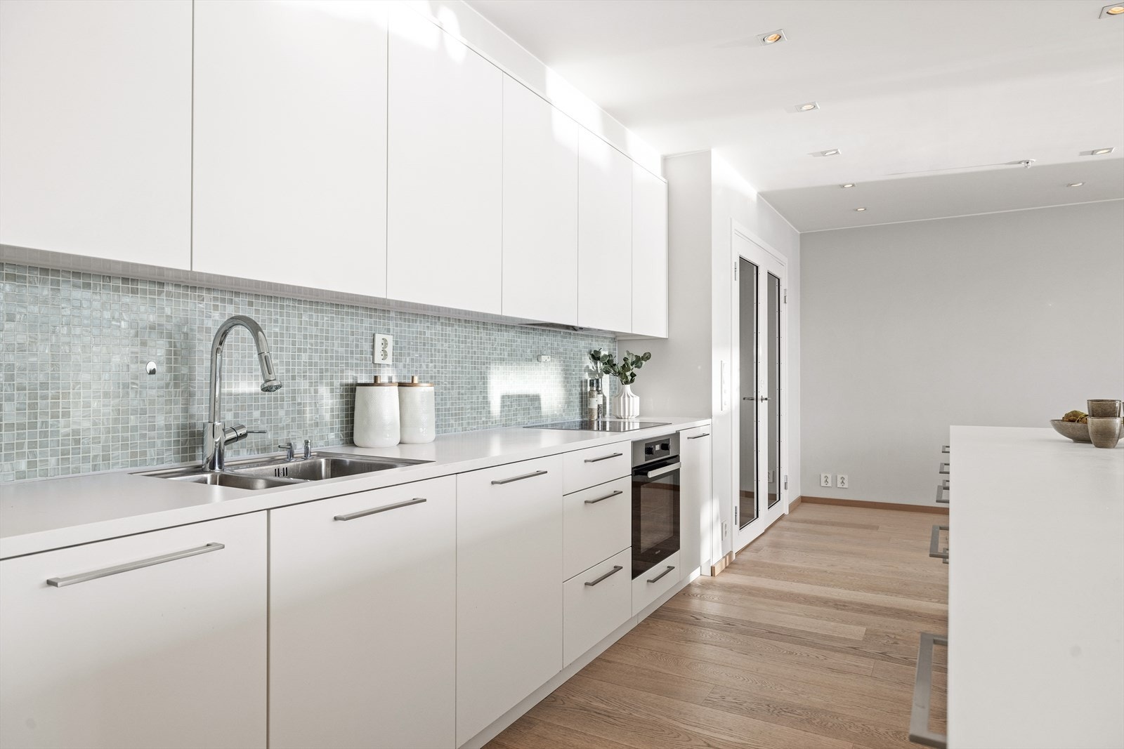 Kvänum kjøkkeninnredning med hvite glatte fronter. Galleribilde