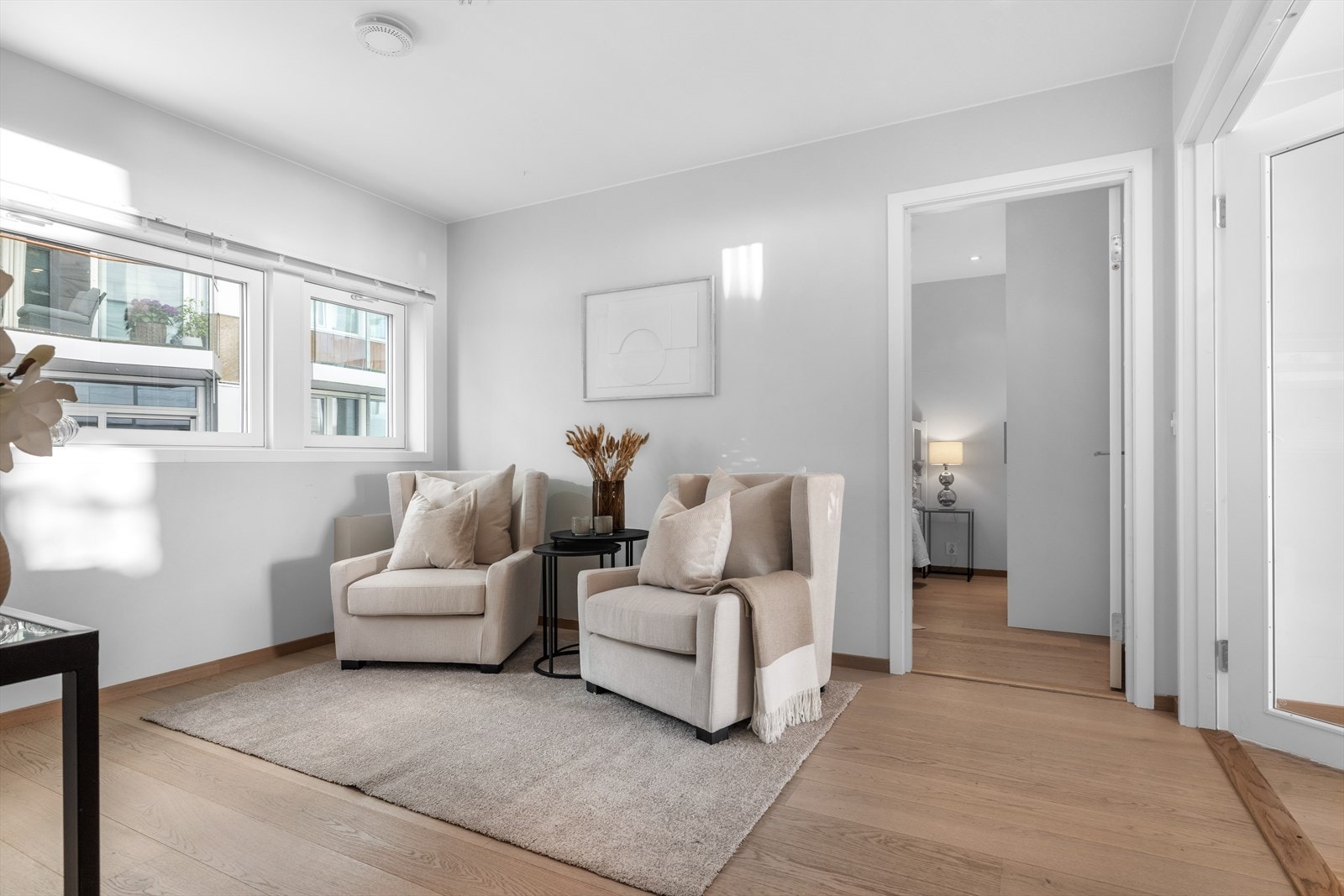 Tv-stue/bibliotek/soverom. Galleribilde