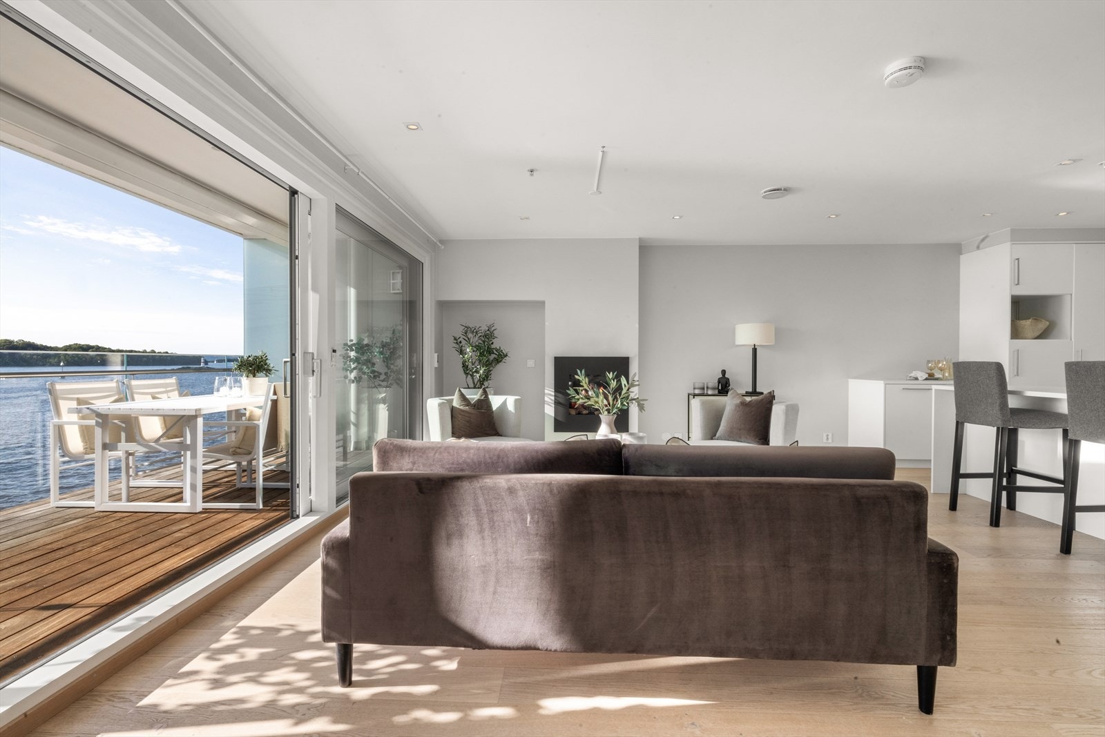 Fra stuen kan du følge med på båttrafikken. Galleribilde