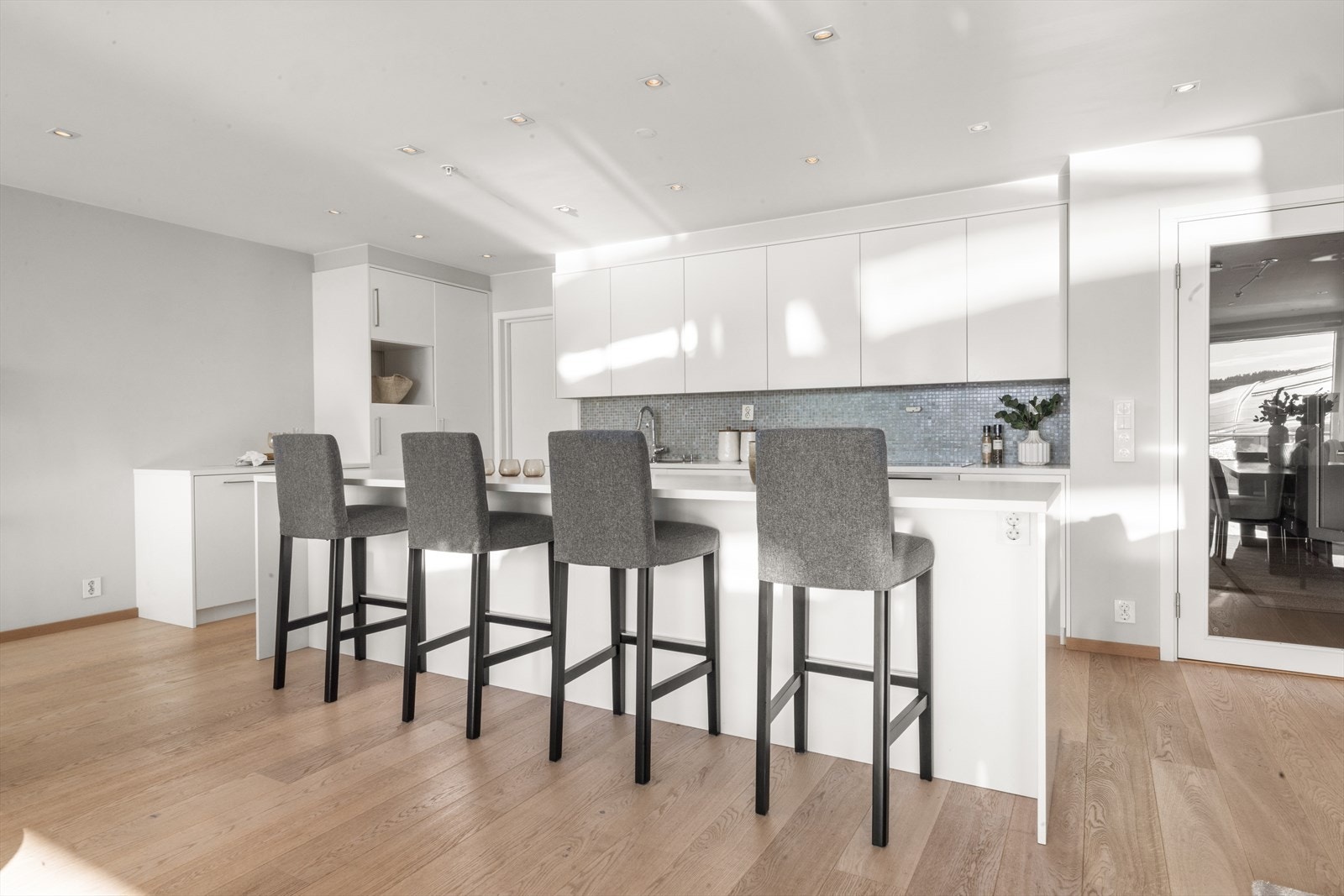 Pen kjøkkeninnredning fra Kvänum med stor kjøkkenøy. Galleribilde