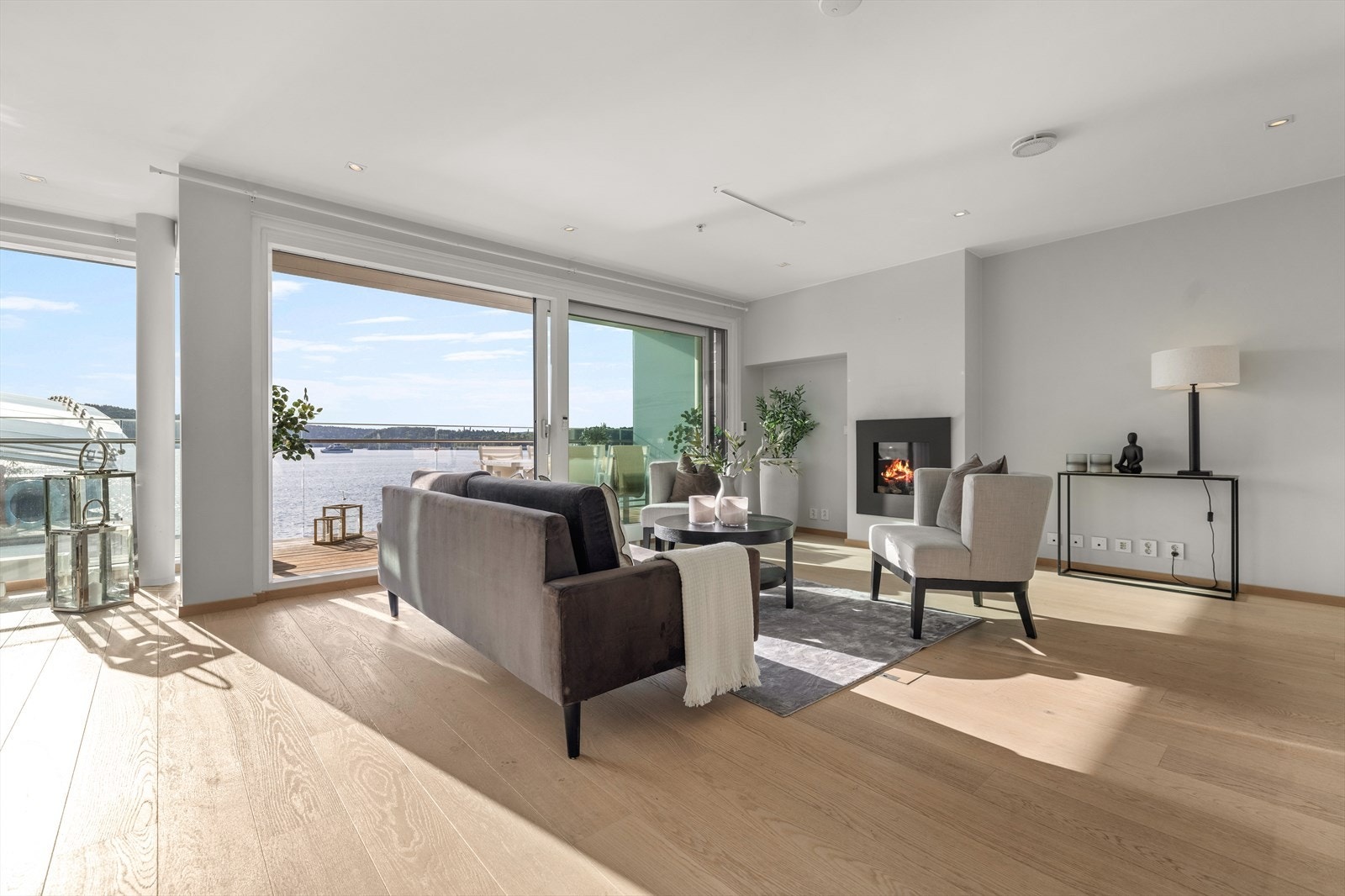 Meget lys og romslig stue med store vindusflater mot sjøen. Galleribilde