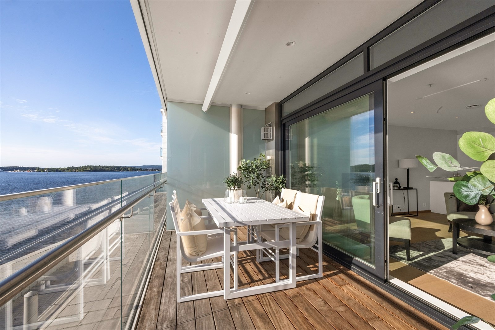 Balkongen på 13 kvm har fantastisk sjøutsikt. Galleribilde